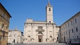 Une église historique dotée d’un haut clocher et d’une grande entrée en arc de cercle.