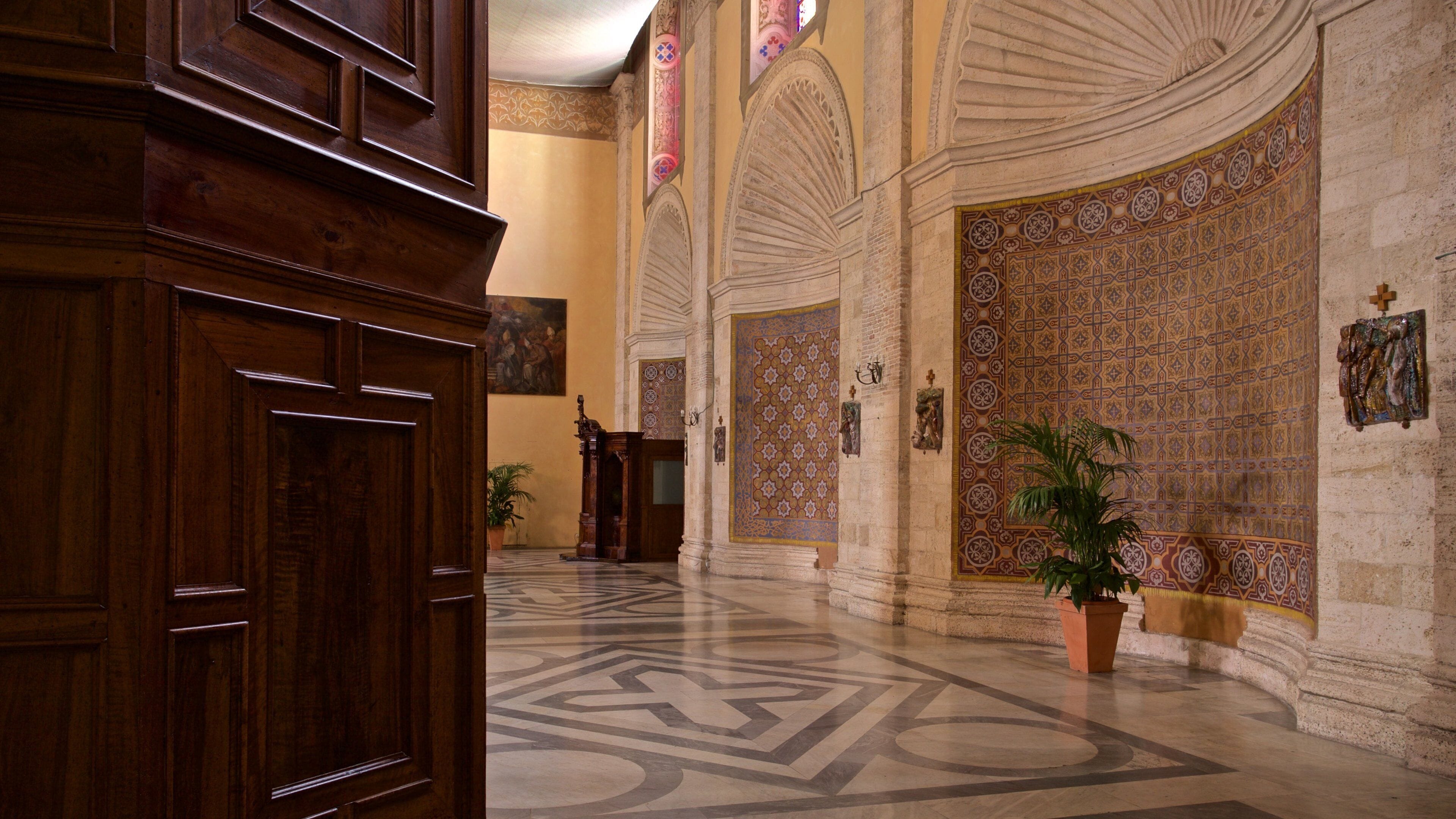 Cattedrale di Sant\'Emidio mostrando oggetti d\'epoca e vista interna