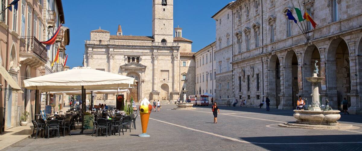Cattedrale di Sant\'Emidio bevat een fontein en historische architectuur