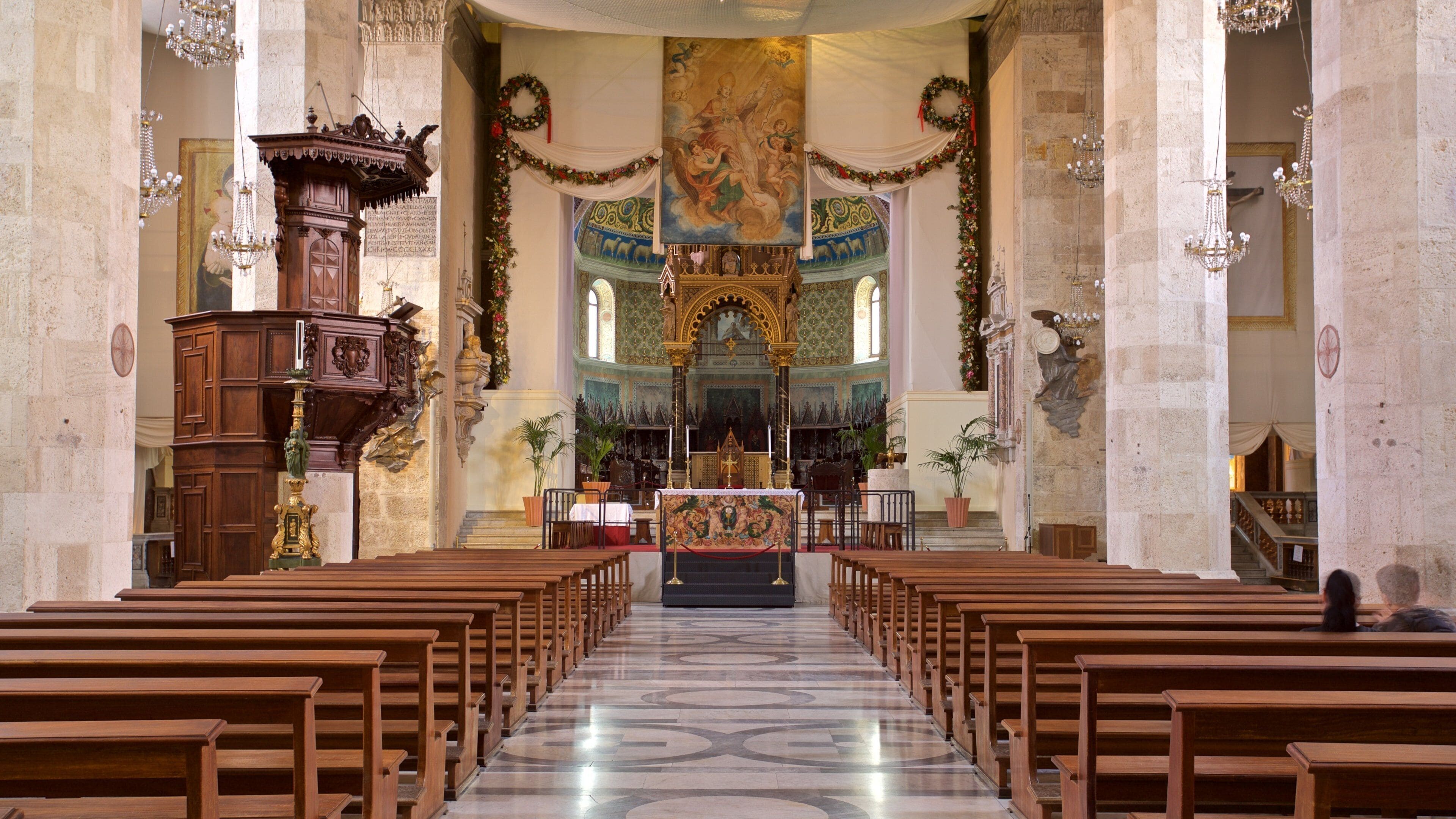 Cattedrale di Sant’Emidio johon kuuluu kirkko tai katedraali, sisäkuvat ja perintökohteet