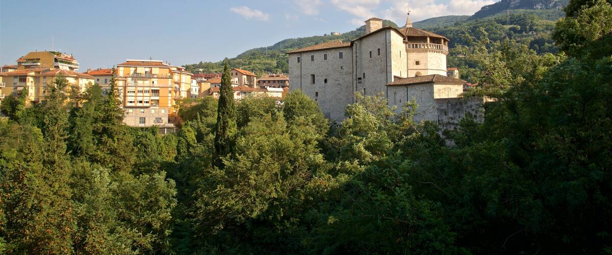 Forte Malatesta trong đó bao gồm kiến trúc di sản và phong cảnh