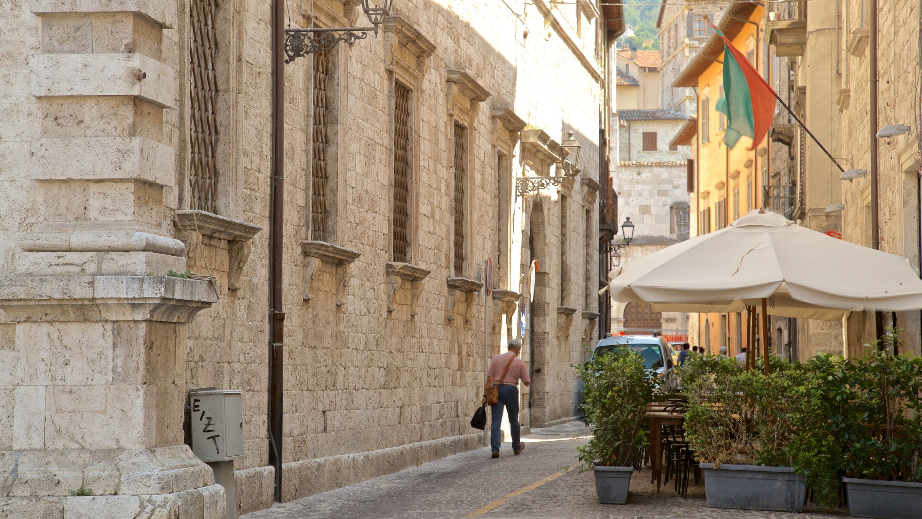 Piazza Arringo mostrando oggetti d\'epoca e strade cosi come ragazzo