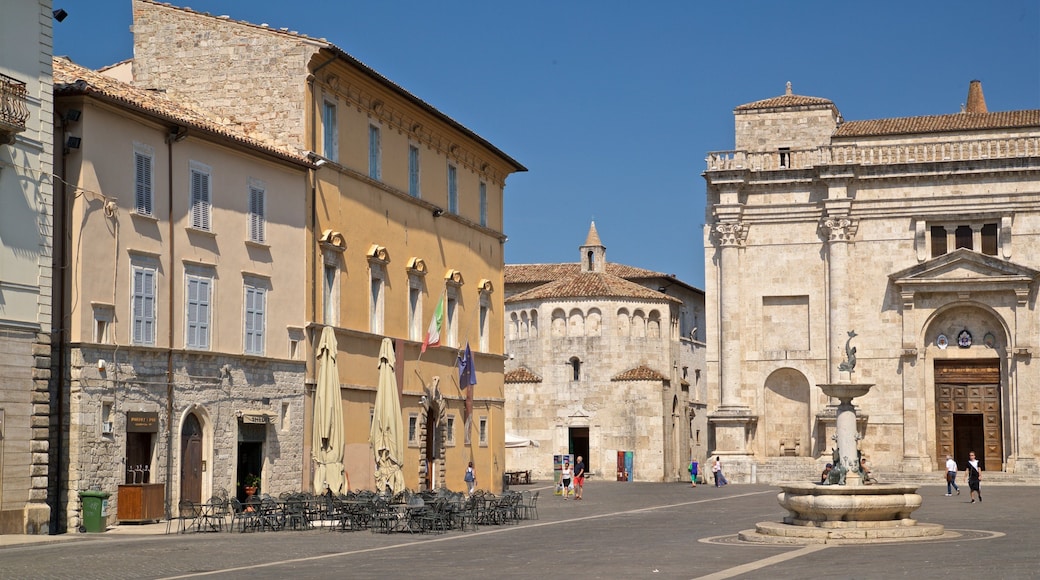 Piazza Arringo caratteristiche di oggetti d\'epoca e fontana