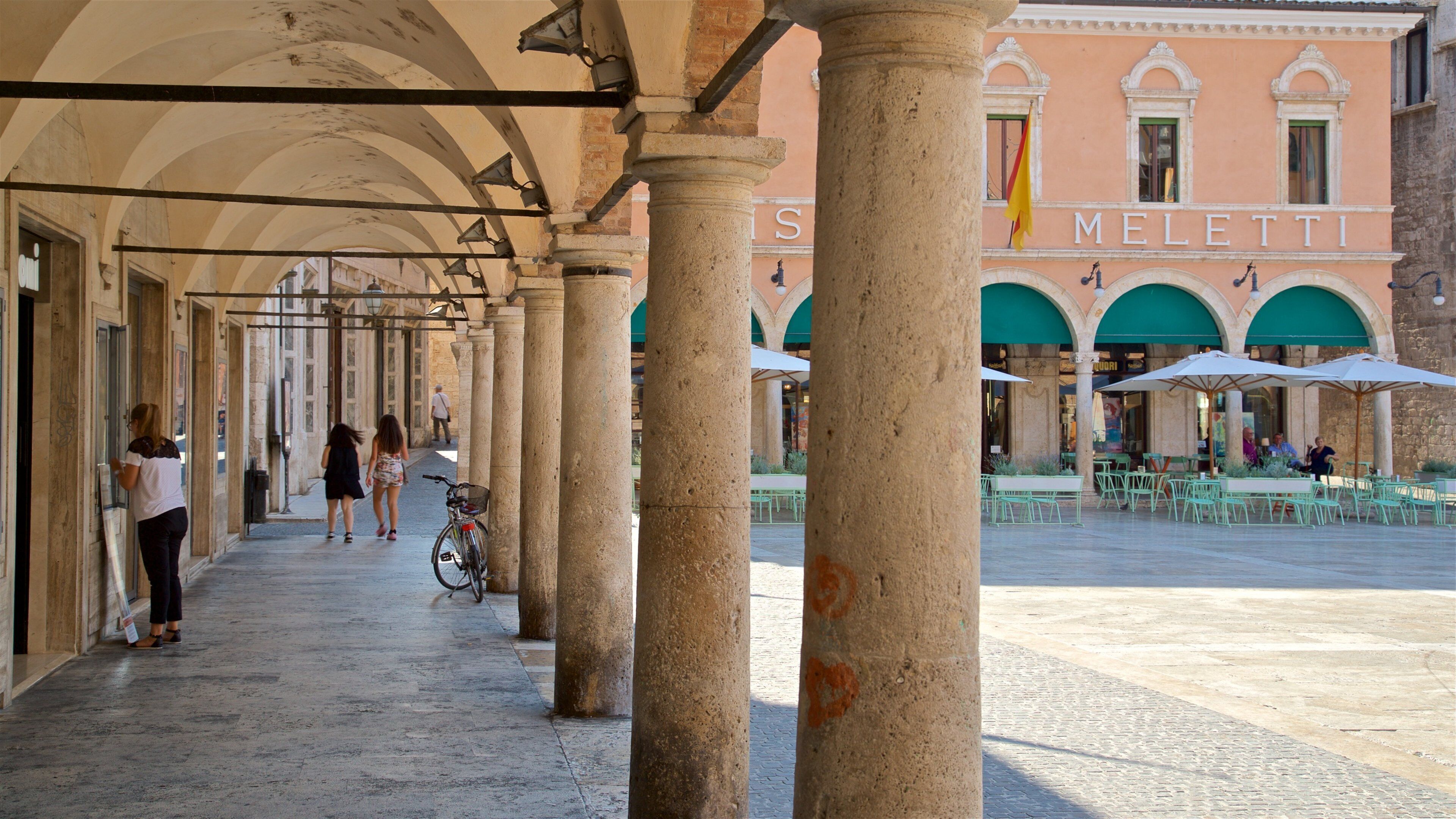 Piazza del Popolo joka esittää katunäkymät sekä pieni ryhmä ihmisiä