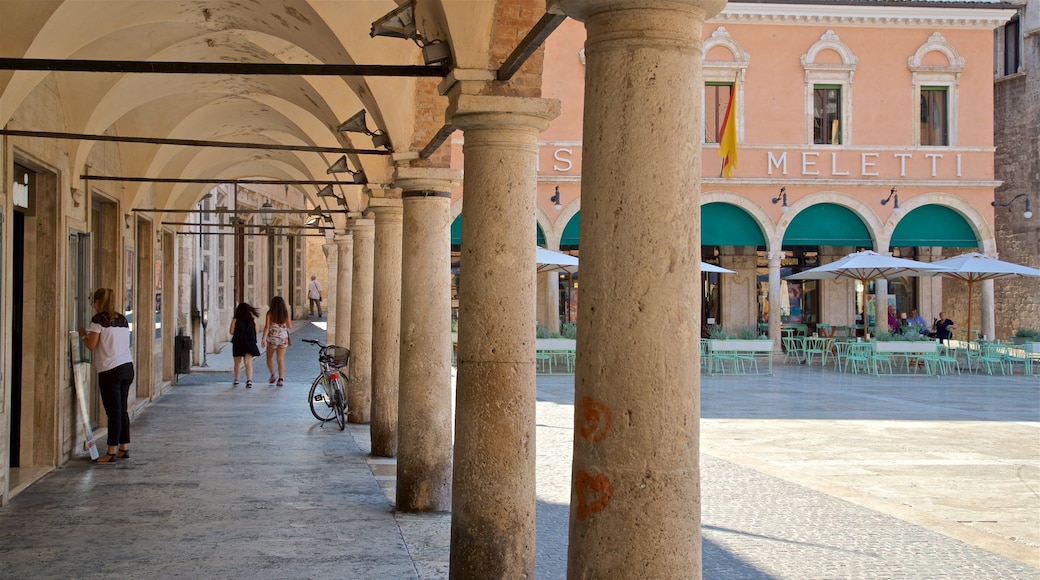 Piazza del Popolo ofreciendo escenas urbanas y también un pequeño grupo de personas