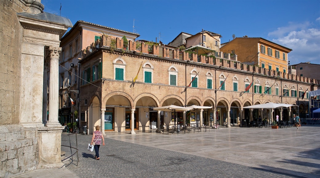 Piazza del Popolo que incluye elementos del patrimonio y un parque o plaza