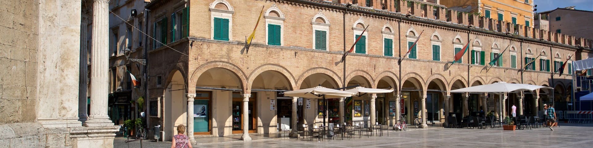 Piazza del Popolo que incluye elementos del patrimonio y un parque o plaza