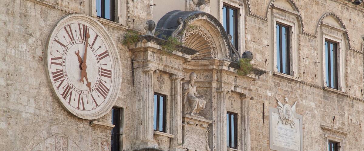 Piazza del Popolo featuring heritage elements