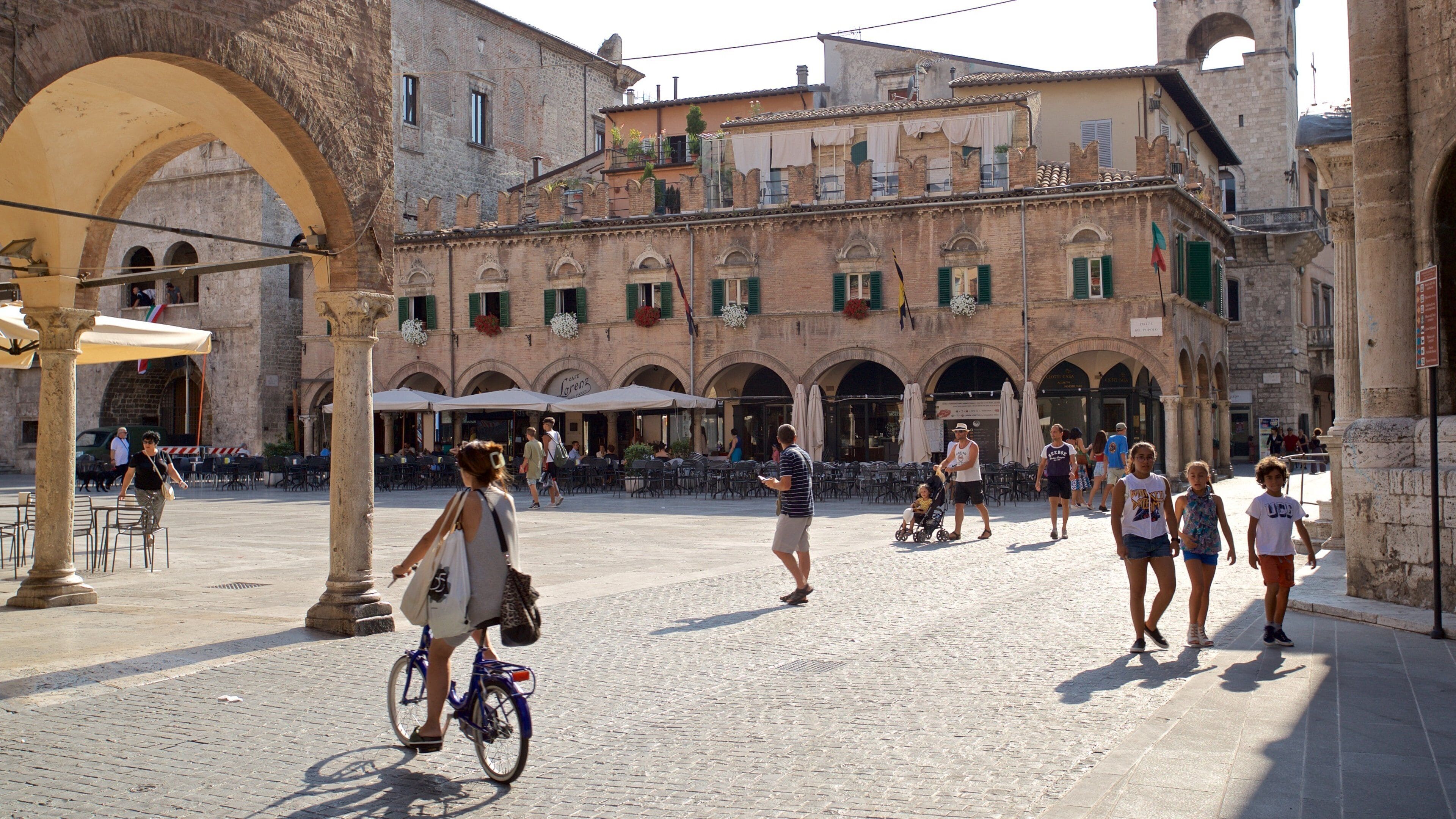 人民廣場 设有 街道景色 和 騎自行車 以及 小群人