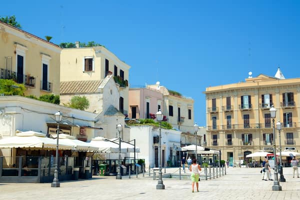 Piazza del Ferrarese mit einem historische Architektur