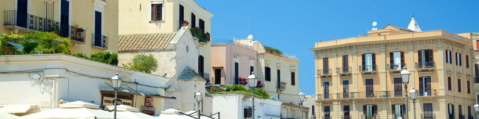 Piazza del Ferrarese mostrando arquitetura de patrimônio