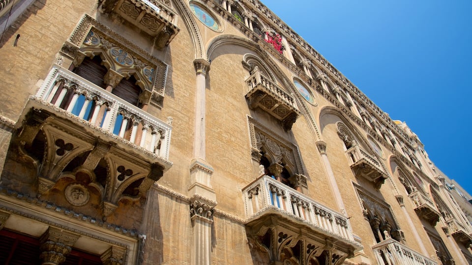 Un edificio histórico con balcones ornamentales y detalles arquitectónicos elaborados.