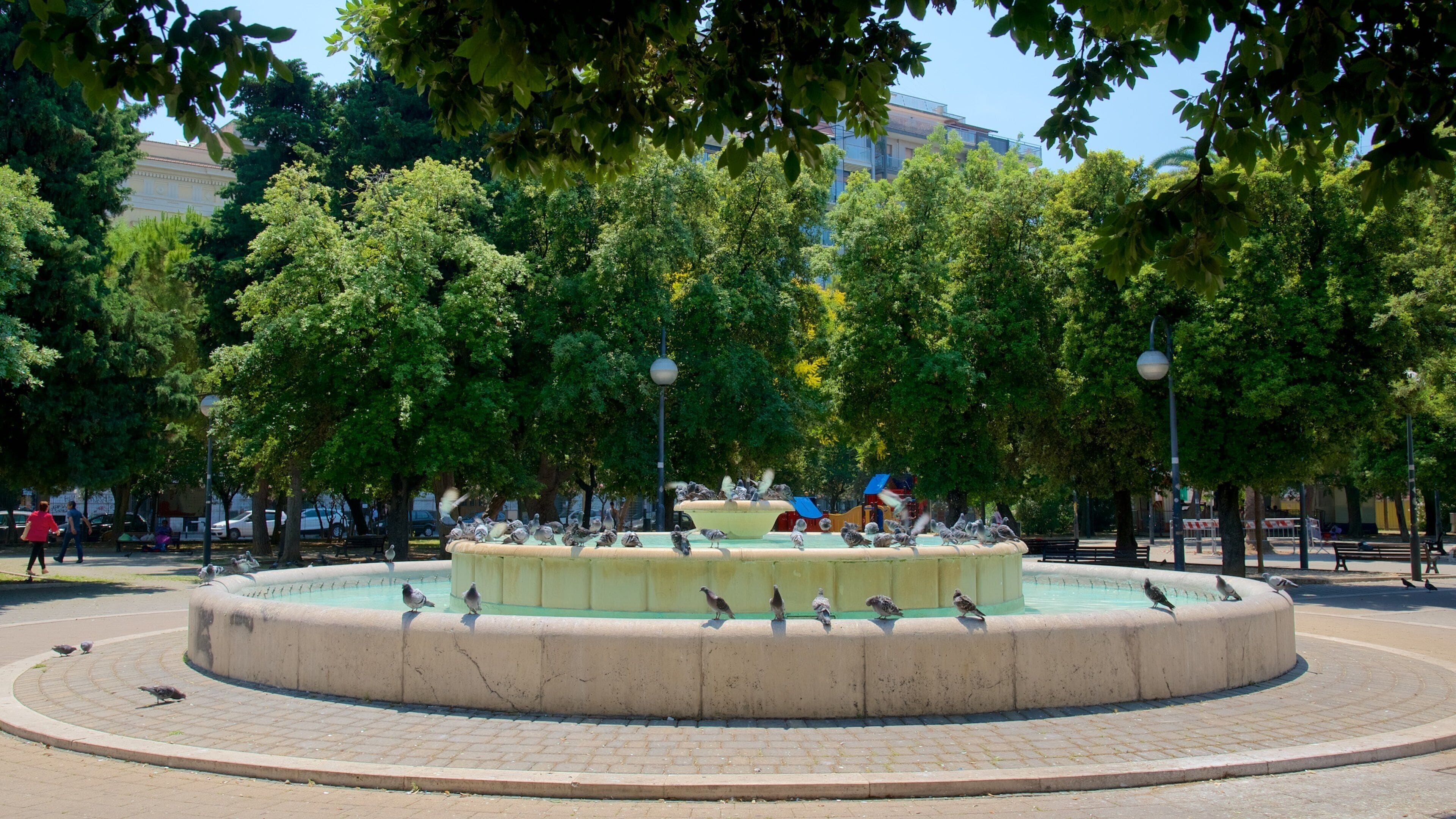Piazza Giuseppe Garibaldi showing a fountain