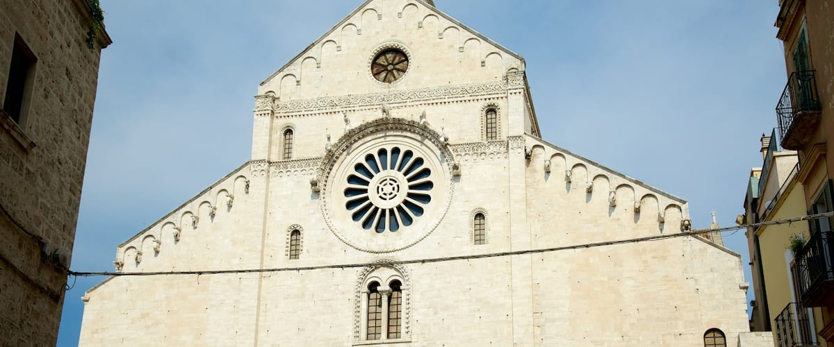 Cattedrale di Bari che include elementi religiosi, chiesa o cattedrale e architettura d\'epoca
