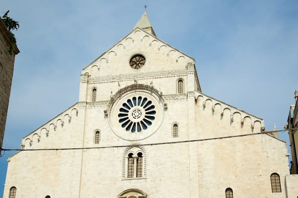 Kathedrale von Bari mit einem historische Architektur, Kirche oder Kathedrale und religiöse Elemente