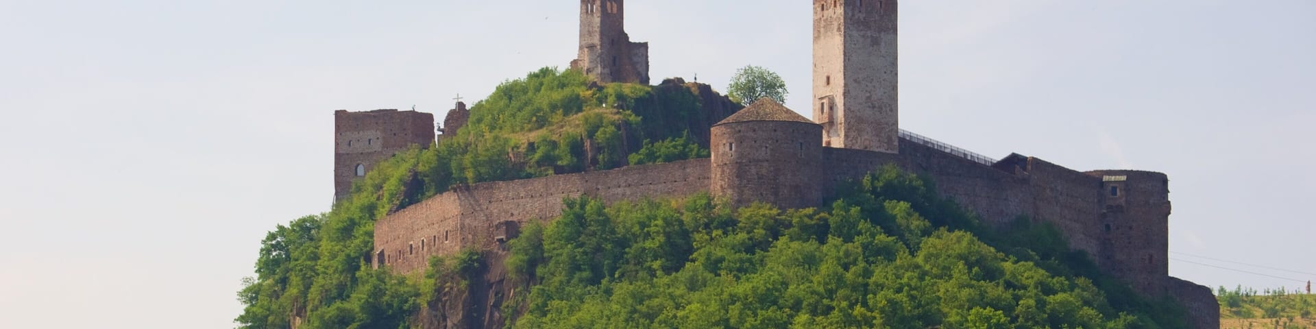Schloss Sigmundskron mit einem Berge und Burg