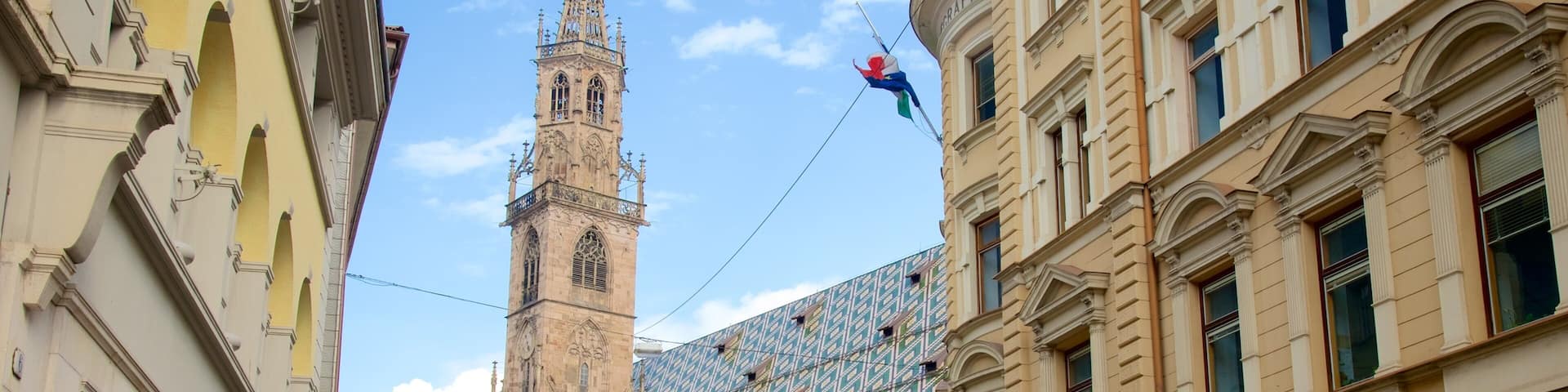 Una iglesia histórica con una torre alta y una fachada decorada.