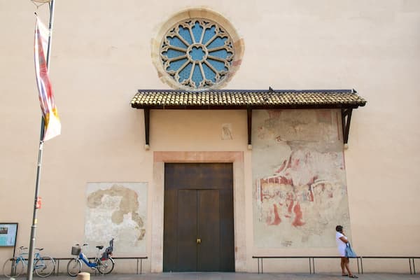 Den Dominikanske Kirke som viser historiske bygningsværker og en kirke eller en katedral