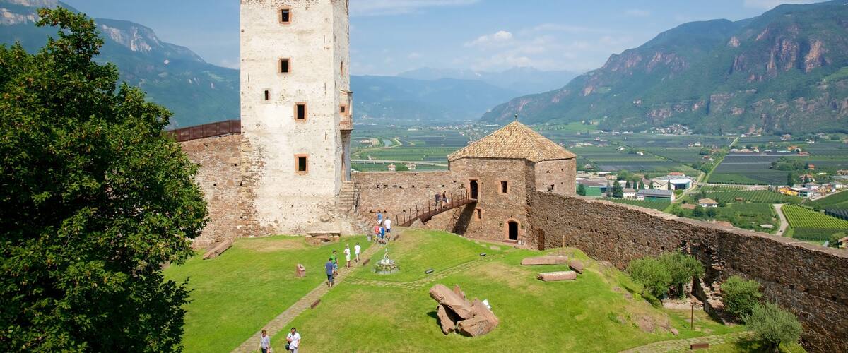 Museo Firmian de la Montaña Messner que incluye montañas, vistas de paisajes y patrimonio de arquitectura