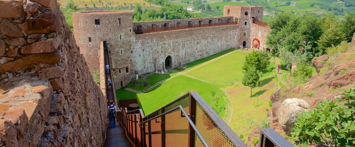 Messner Mountain Museum a Castel Firmiano che include architettura d\'epoca e vista del paesaggio