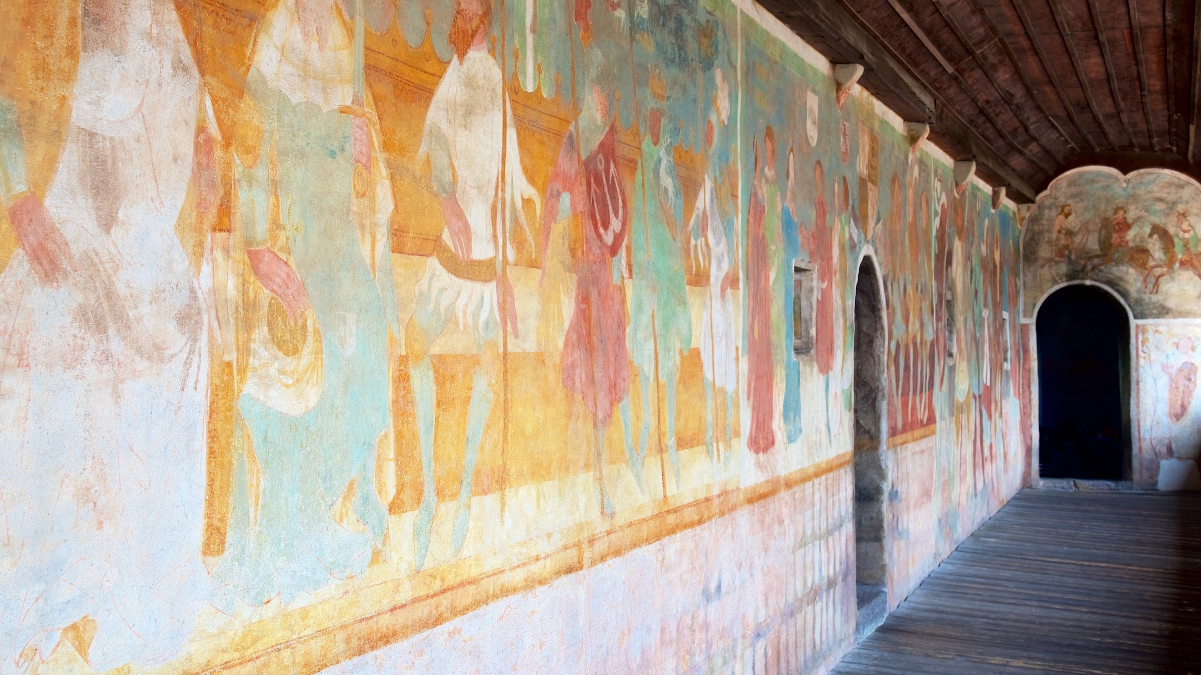 Château de Roncolo mettant en vedette art et vues intérieures