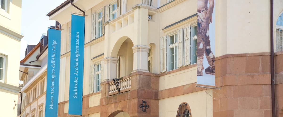 Museo Archeologico dell\'Alto Adige fasiliteter samt skilt og historisk arkitektur