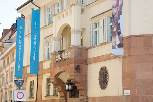 Un bâtiment historique portant une enseigne indiquant le «
Musée archéologique du Tyrol du Sud
».