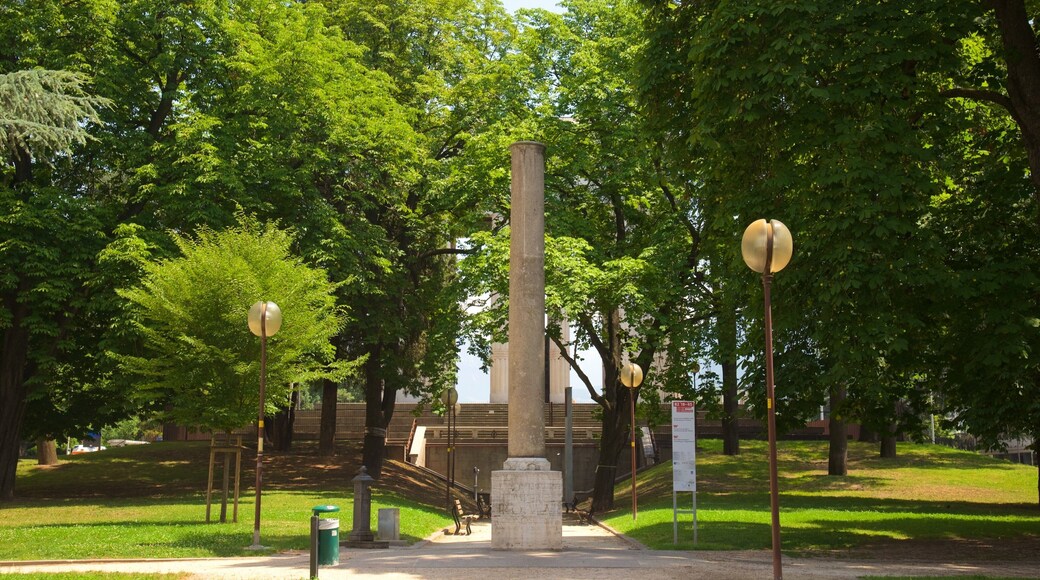 Victory Monument showing a park