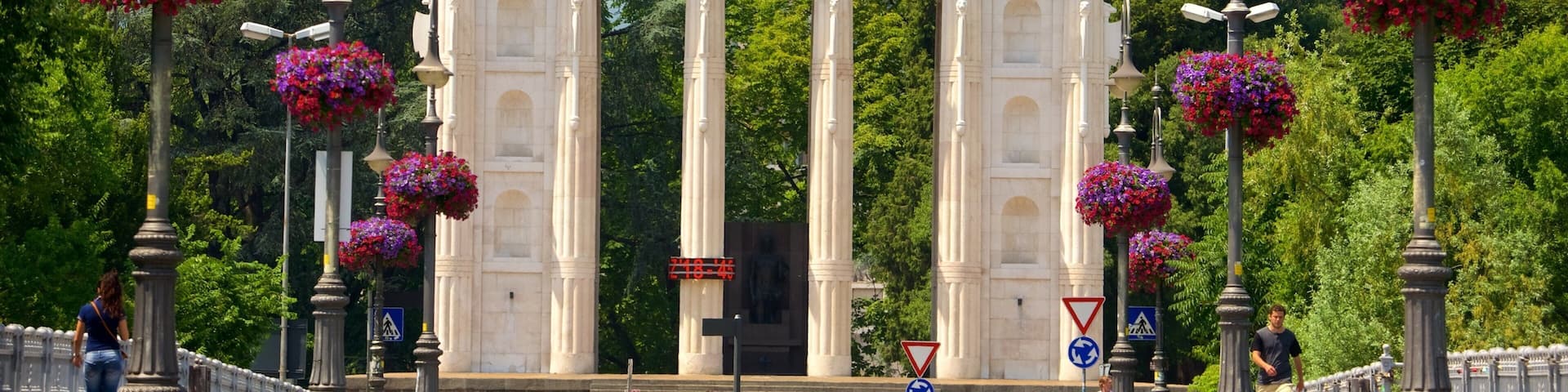 Victory Monument which includes street scenes, a monument and flowers