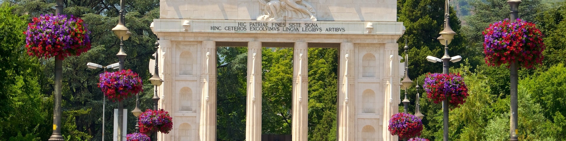 Monumento da Vitória caracterizando cenas de rua, flores e um monumento