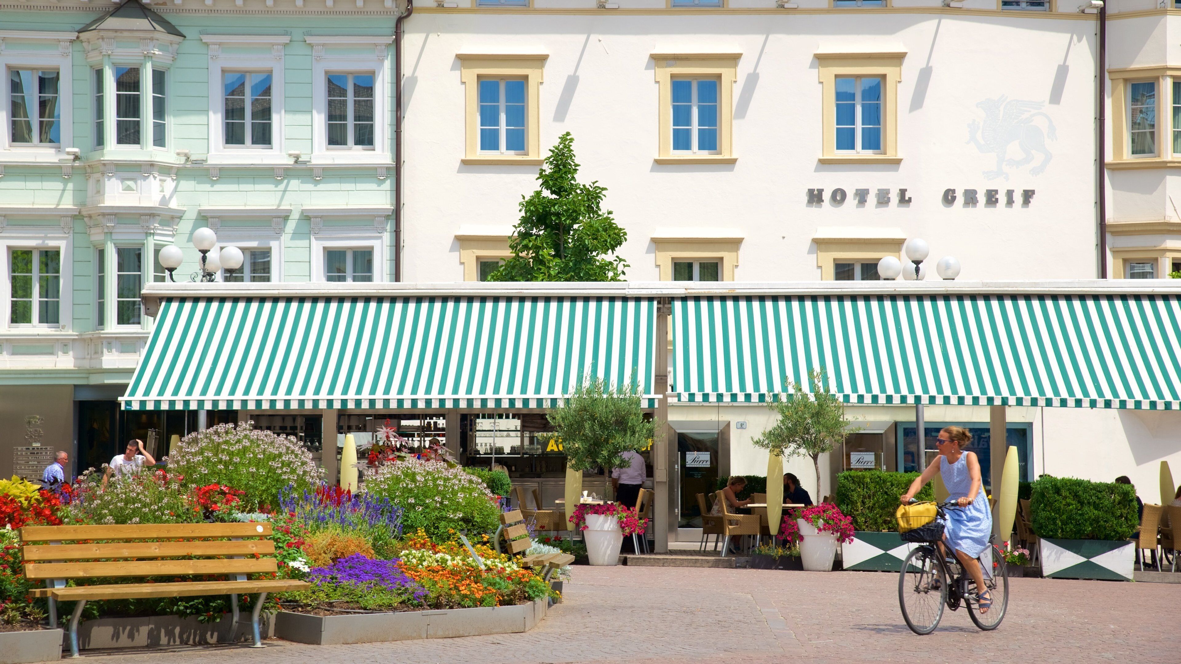 Piazza Walther featuring a park, street scenes and flowers