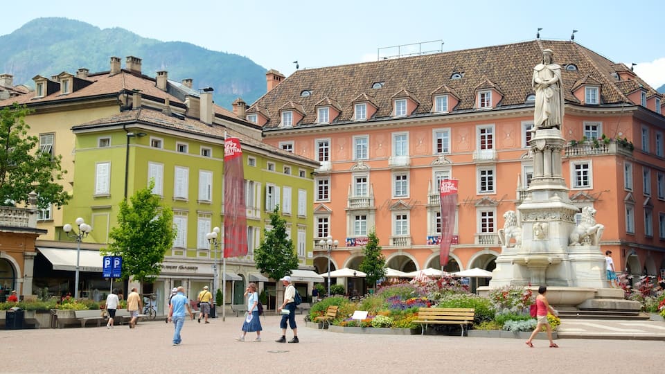 Piazza Walther showing a monument, heritage architecture and street scenes
