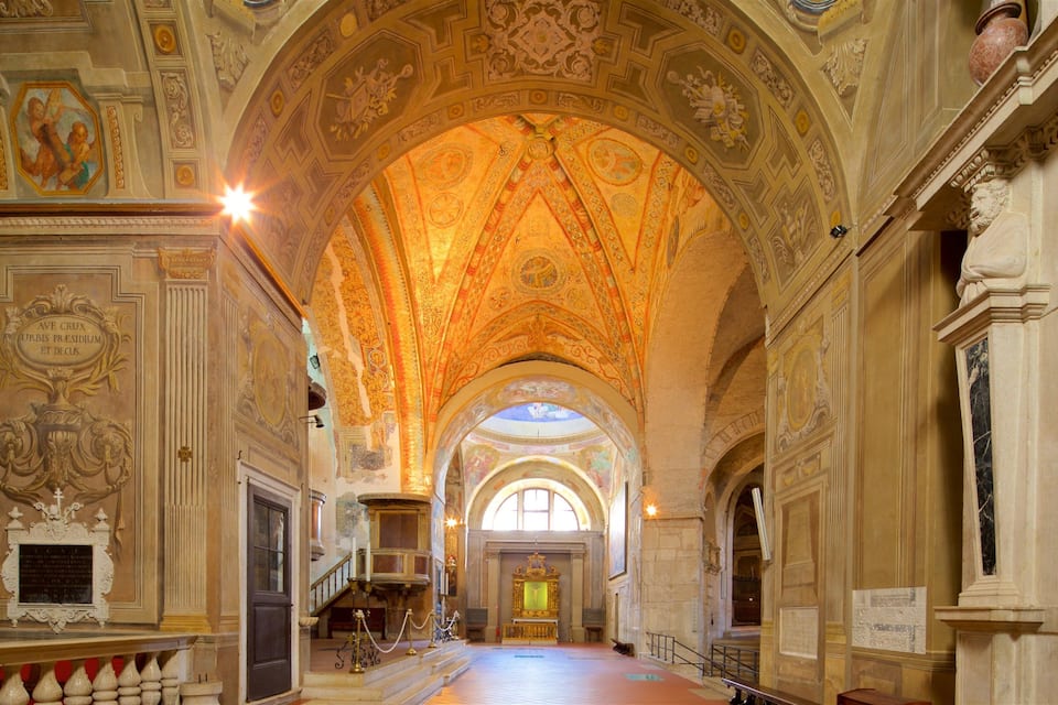 Ein prächtiges Kircheninnere mit hoher Gewölbekonstruktion, detaillierten Fresken und klassischer Architektur.