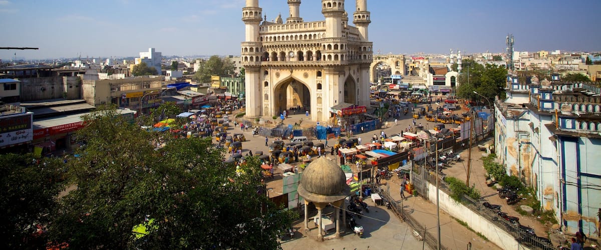 Charminar que incluye una ciudad, un parque o plaza y un monumento