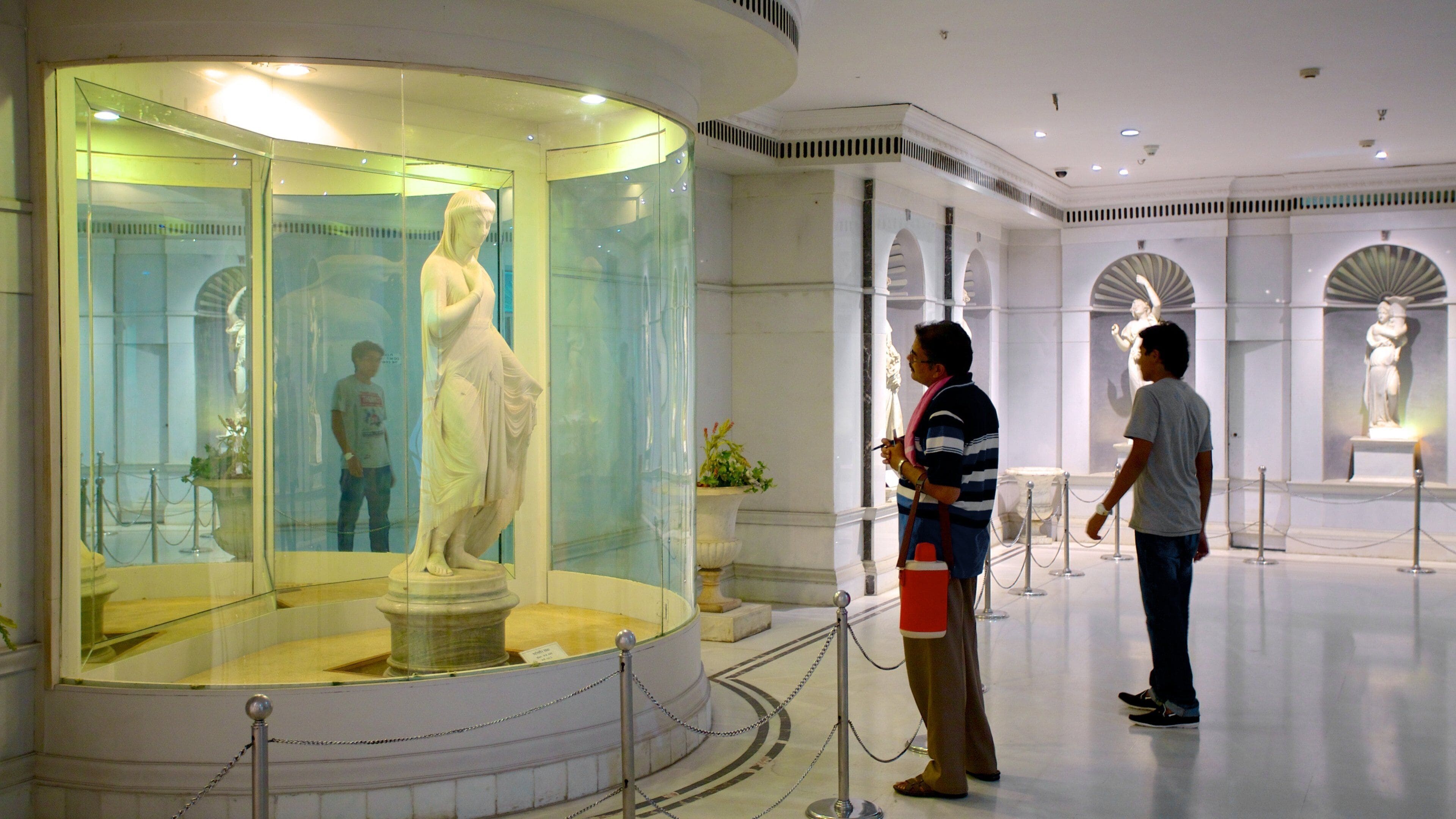 Musée Salar Jung montrant vues intérieures et statue ou sculpture