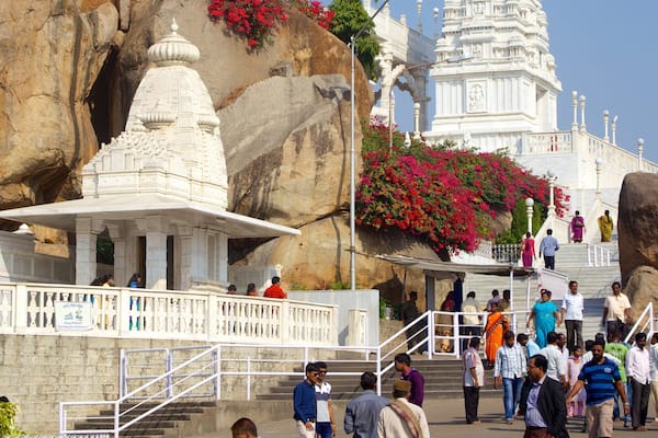 Birla Mandir Temple featuring a temple or place of worship and religious elements as well as a large group of people