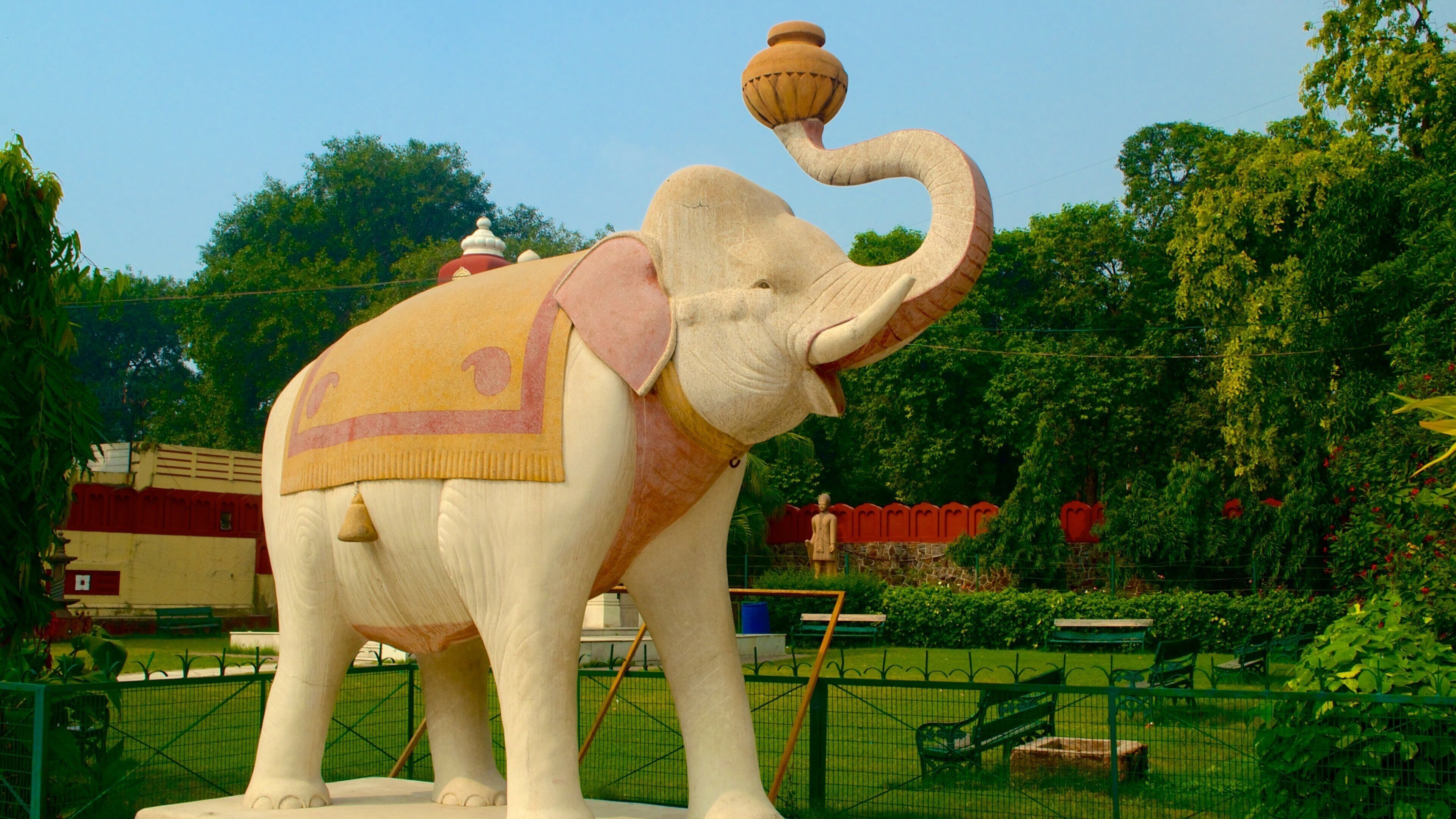 Birla Mandir Temple showing a statue or sculpture, outdoor art and a garden