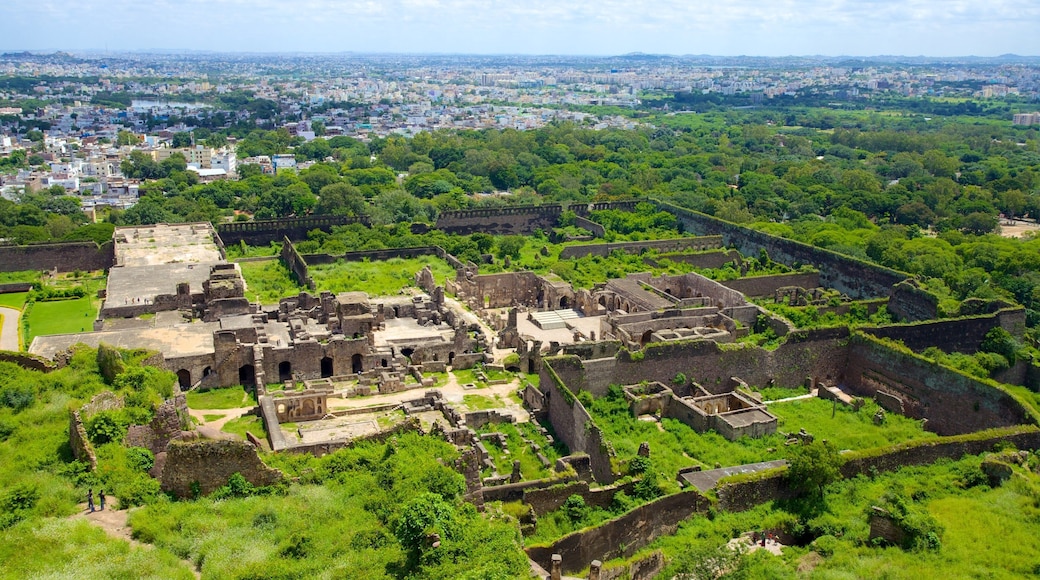 Golconda Fort showing building ruins, landscape views and a city