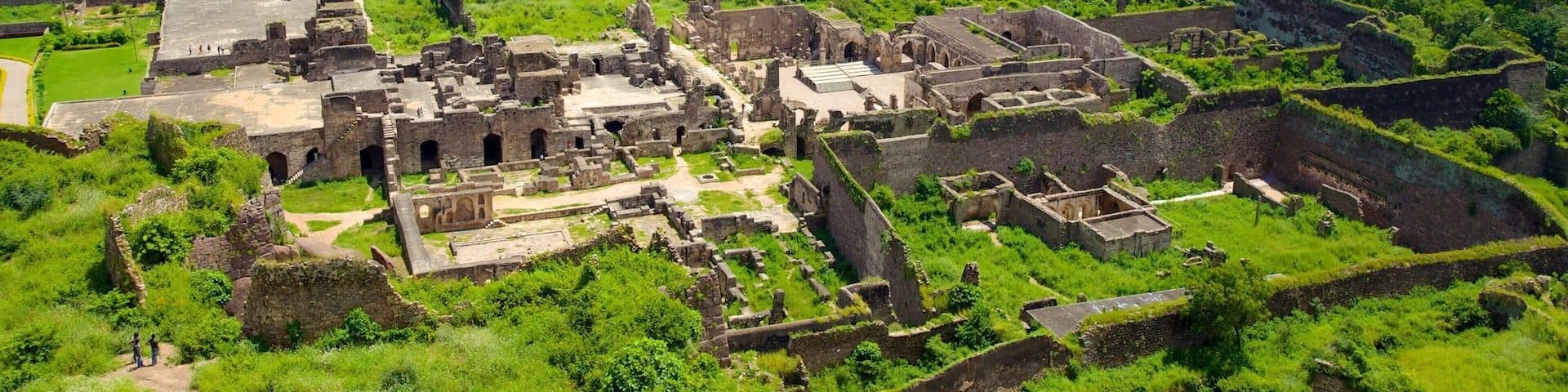 Golconda Fort showing building ruins, landscape views and a city