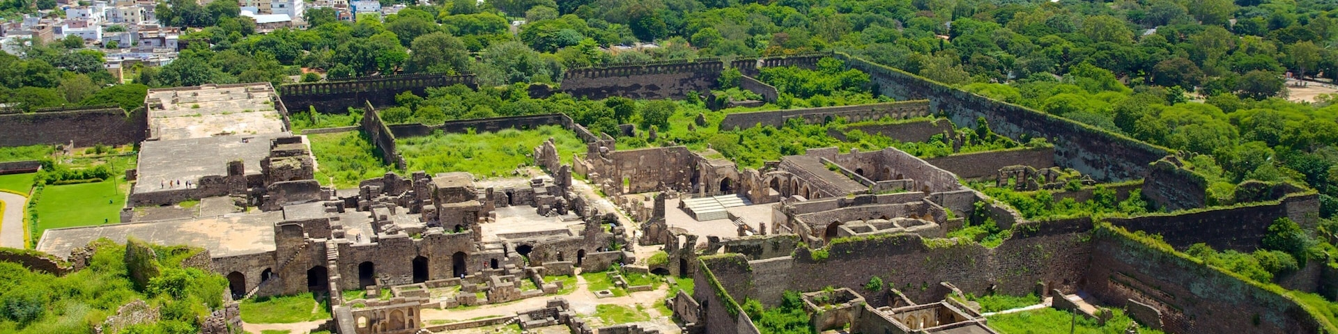 Golconda Fort showing building ruins, landscape views and a city