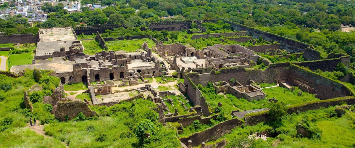 Golconda Fort showing building ruins, landscape views and a city