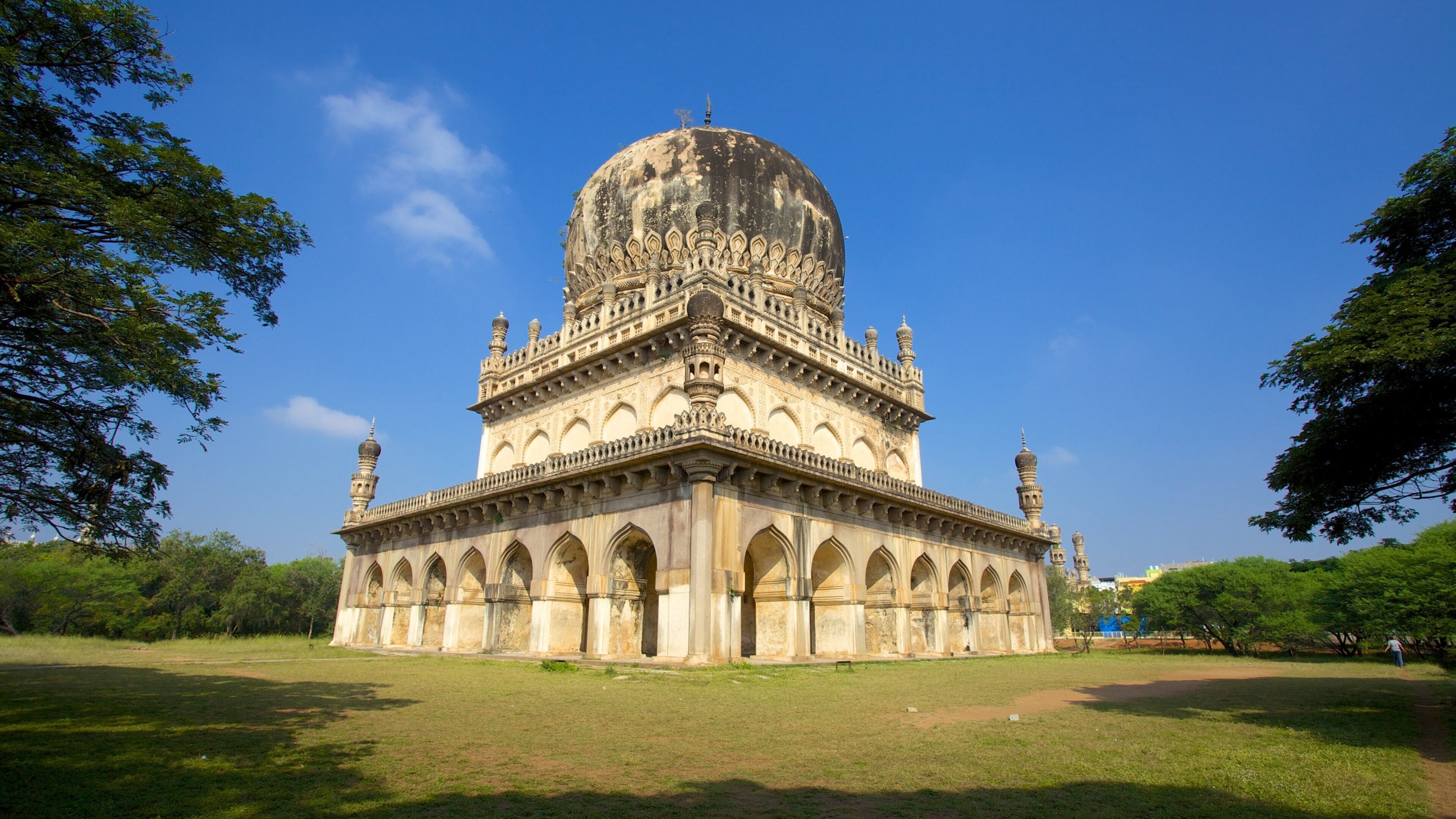 Tumbas de Qutub Shahi caracterizando um memorial, arquitetura de patrimônio e um cemitério