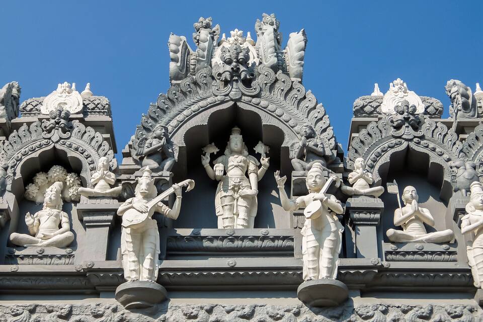 Fachada de temple de pedra amb múltiples estàtues i detalls escultòrics elaborats.