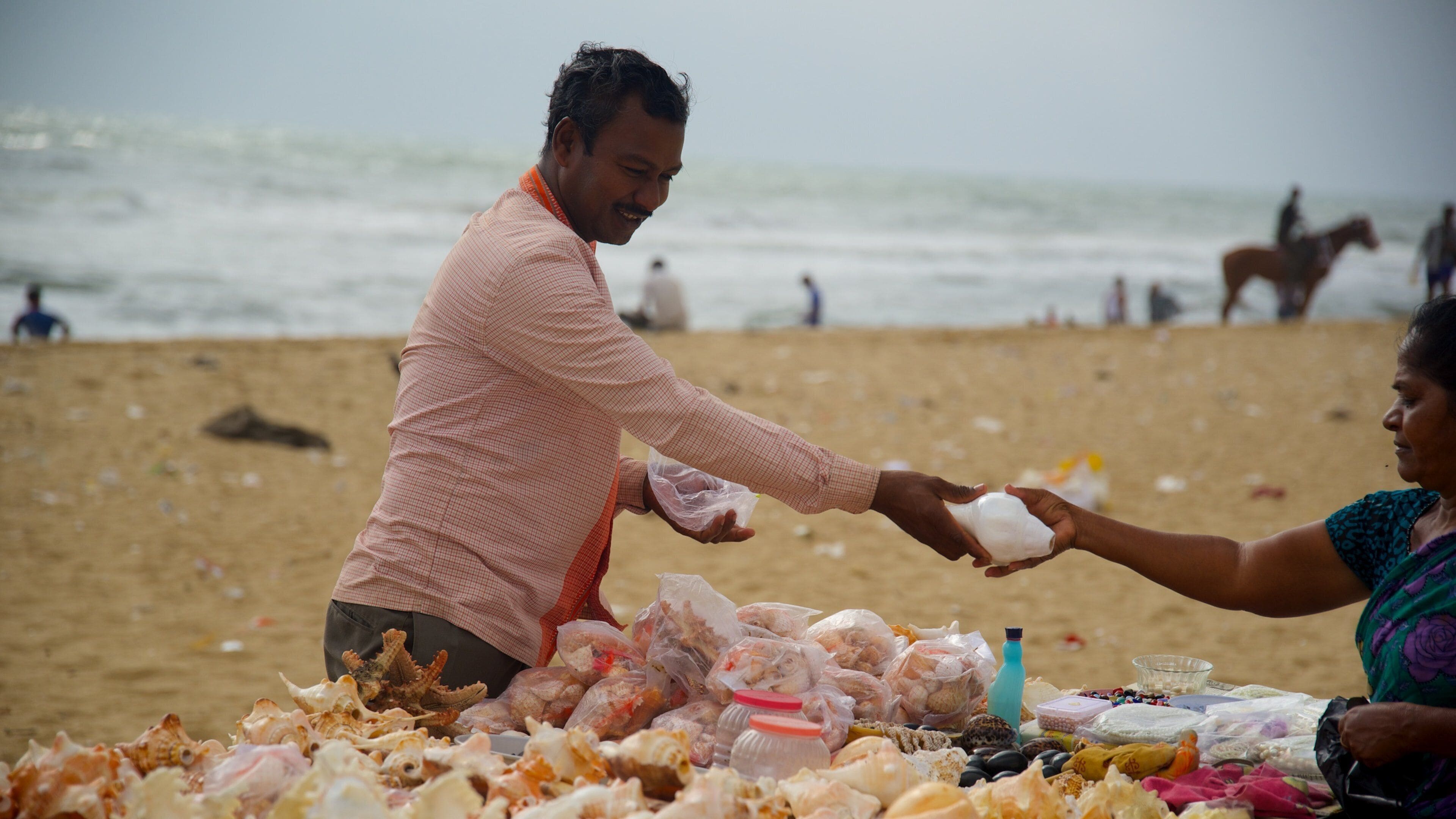 หาด Marina แสดง ตลาด และ ชายหาด ตลอดจน คนกลุ่มเล็ก