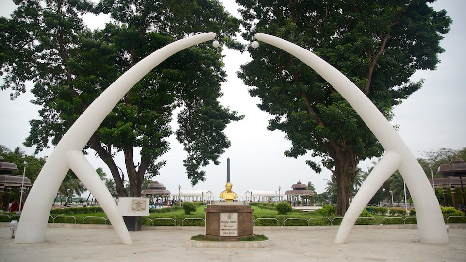 Marina Beach featuring a statue or sculpture and a monument