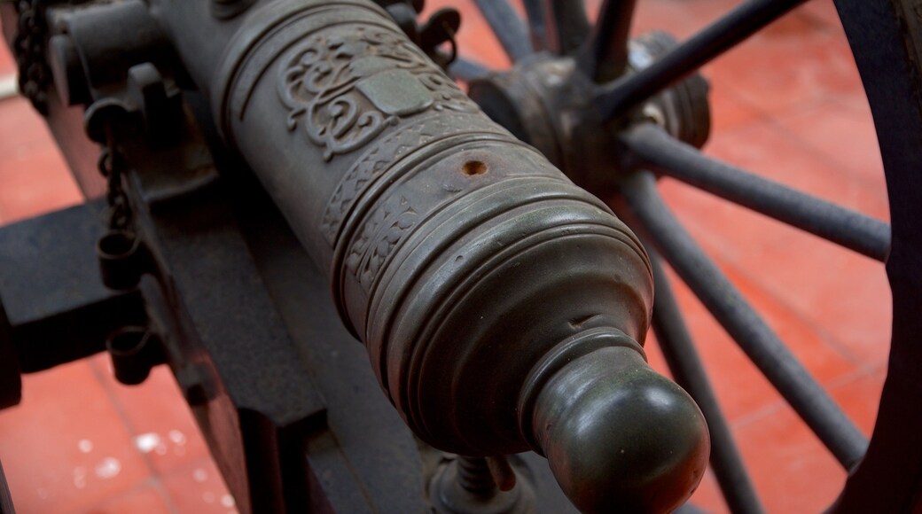 Fort St. George featuring military items and heritage elements