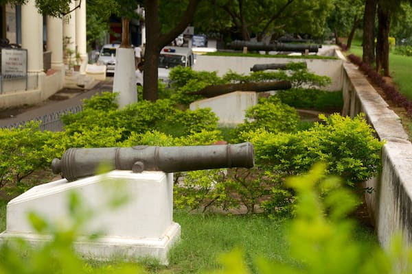 Fort St. George welches beinhaltet Geschichtliches und Militärisches