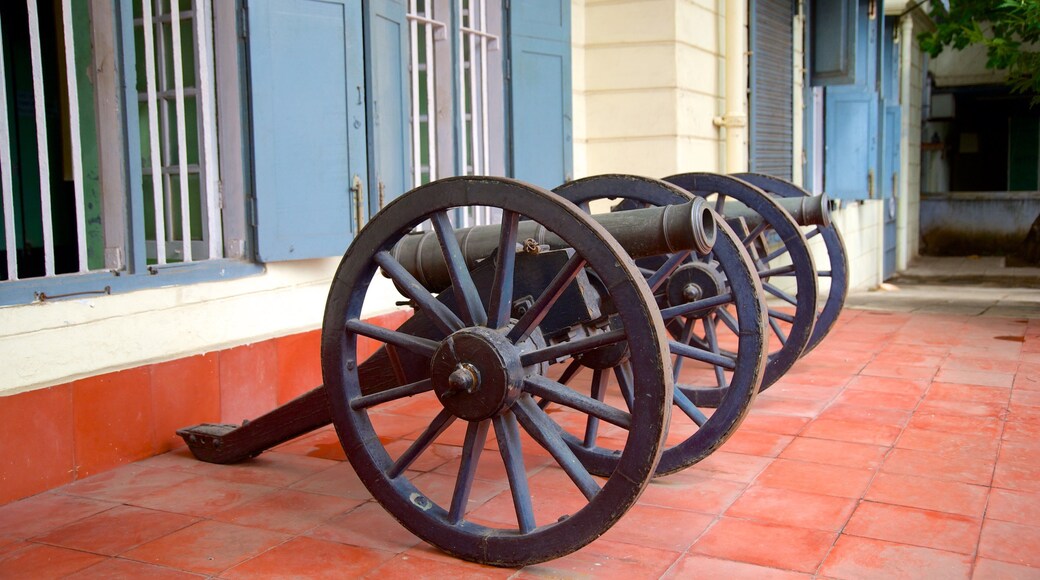 Fuerte St. George que incluye elementos patrimoniales y artículos militares