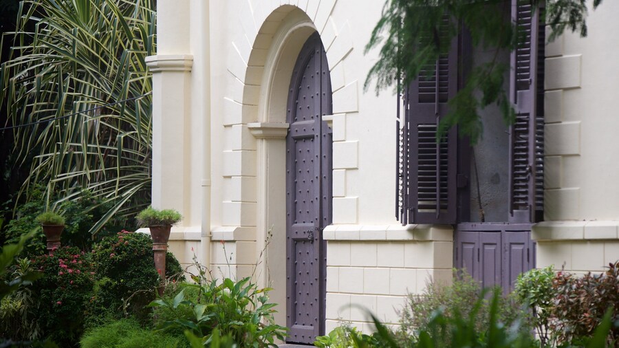 St. Mary\'s Church which includes a church or cathedral