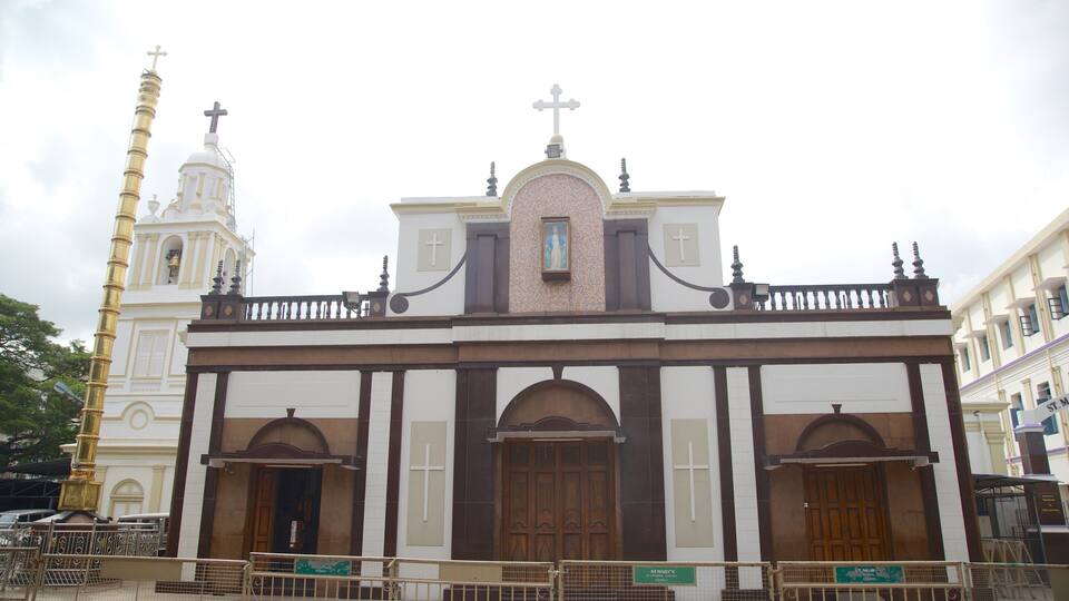 Uma igreja com uma torre de sino e uma grande porta de madeira.